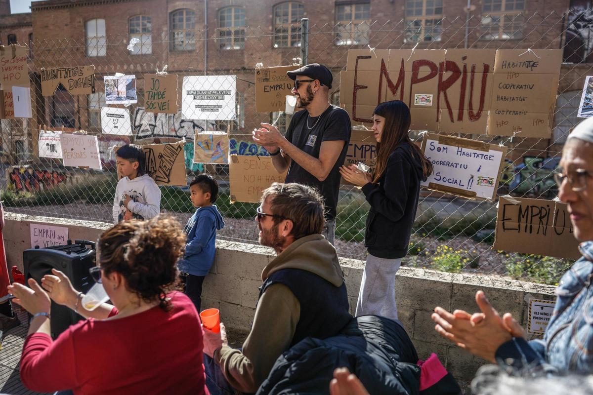 Concentración de los futuros vecinos de un bloque de viviendas de alquiler asequible pendientes de construir sobre un jardín de La Bordeta