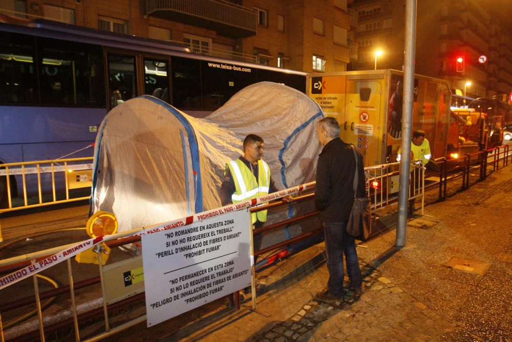 Comencen les proves de l''amiant al carrer Barcelona de Girona