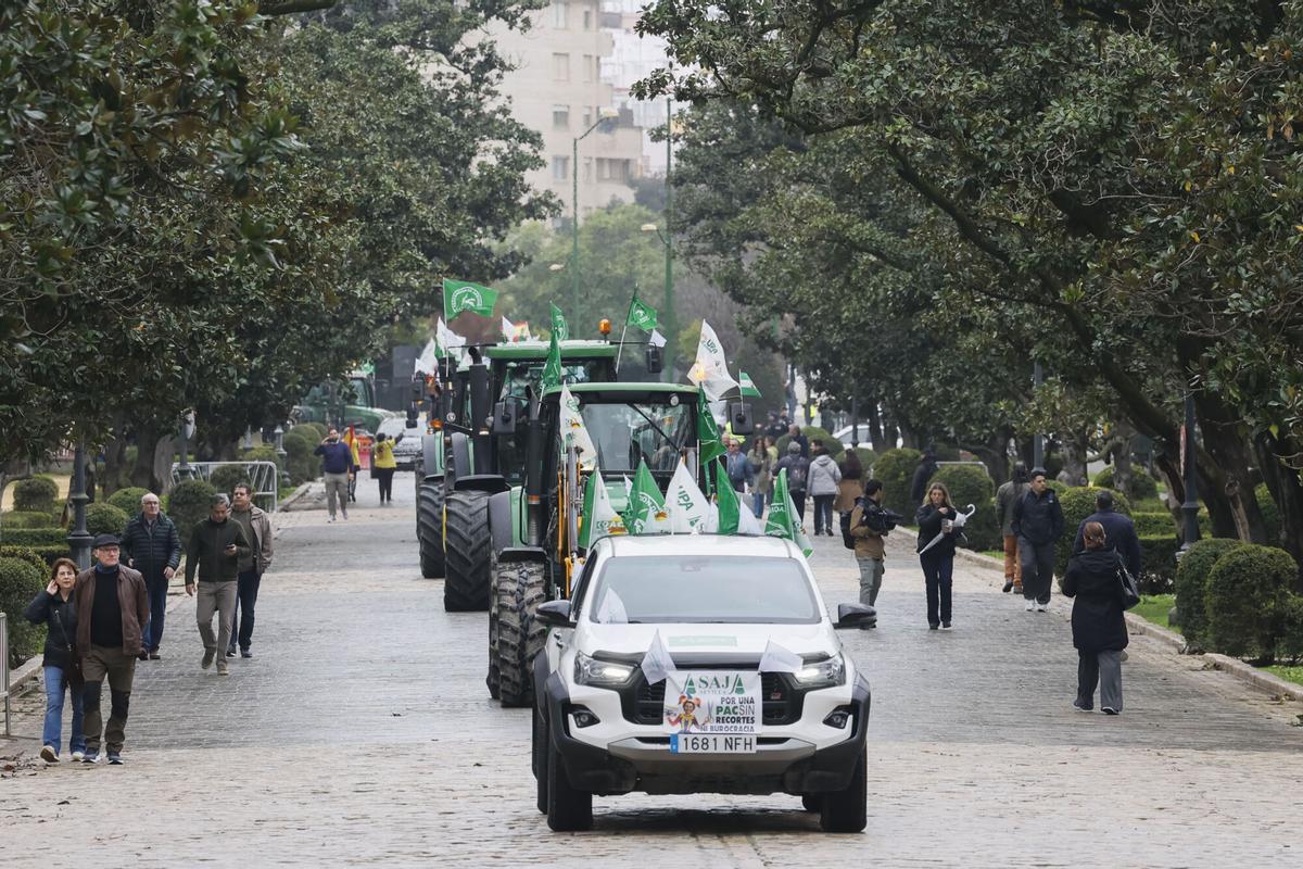 Varios tractores llegan a la Plaza de España de Sevilla, este martes. Varios tractores llegan a la Plaza de España de Sevilla, este martes.
