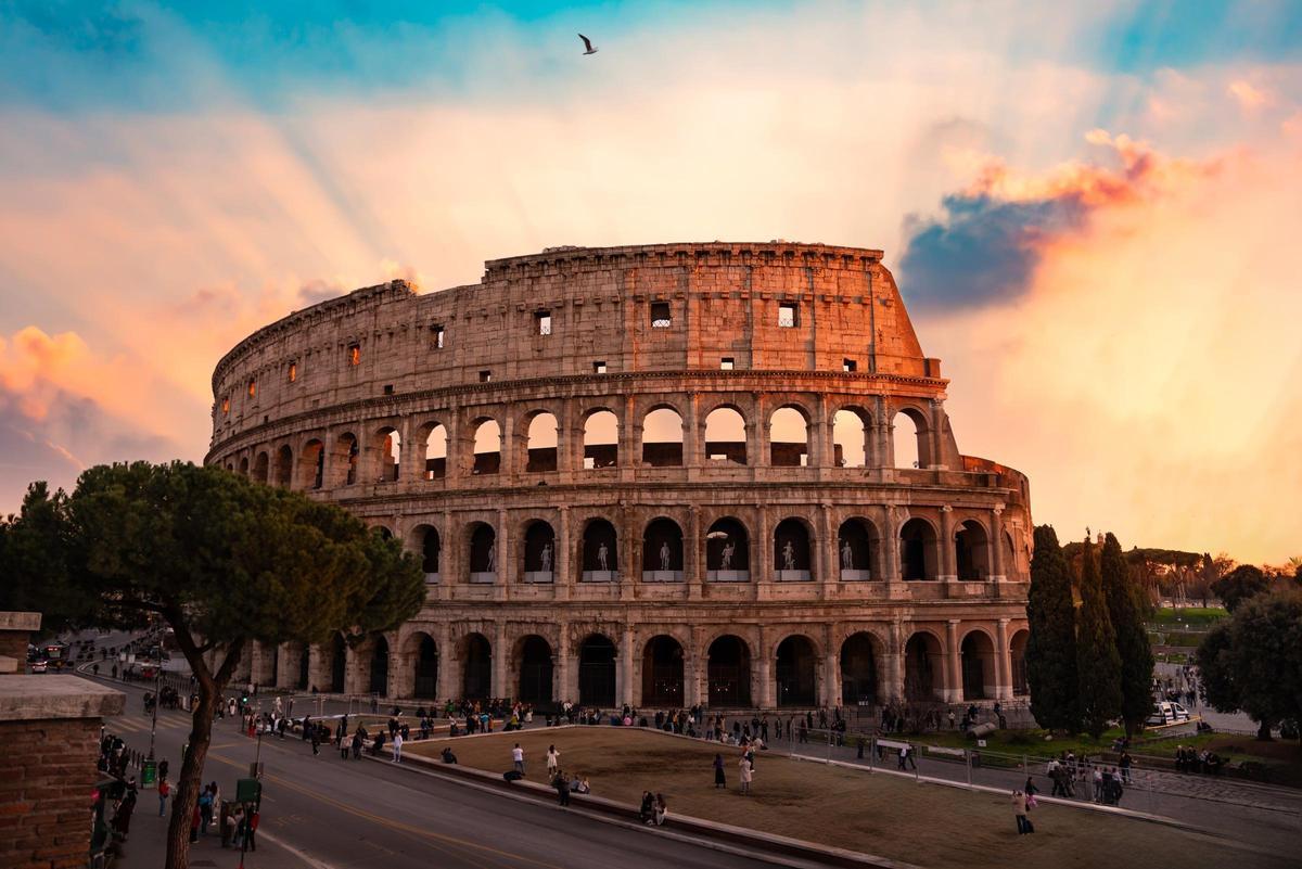 Archivo - Coliseo al atardecer.