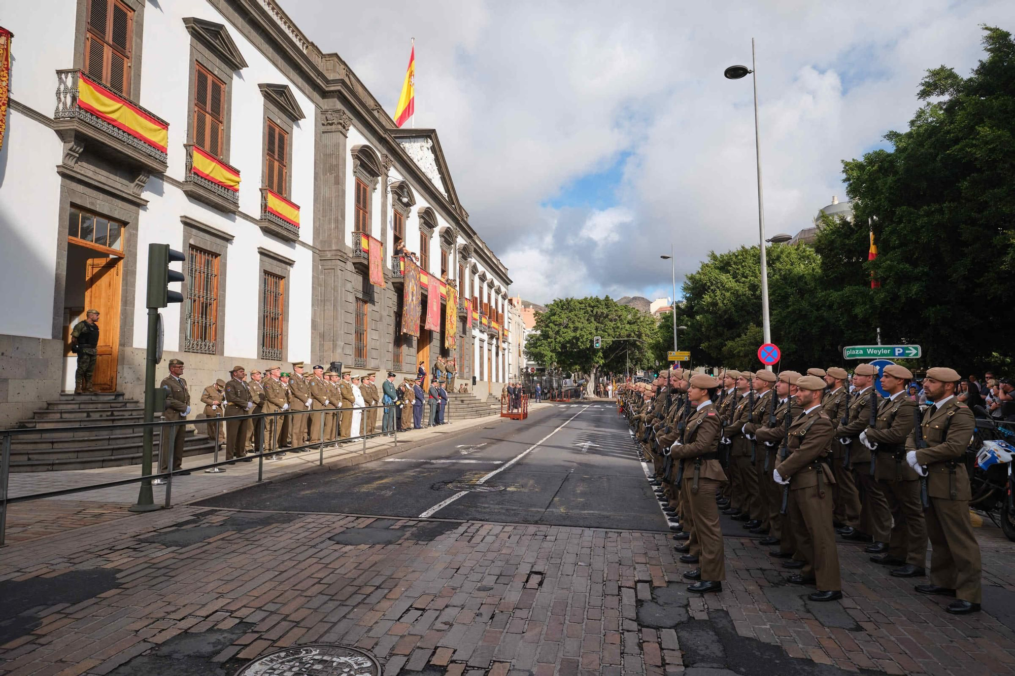 Desfile de tropas con motivo de la Pascua Militar en la plaza Weyler