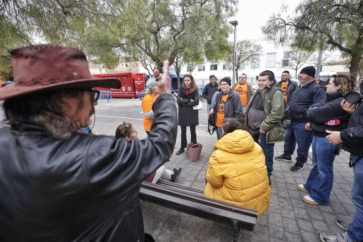 Miembros de la PAH y abogados asesoran a los afectados por el desalojo de la antigua prisión de Palma