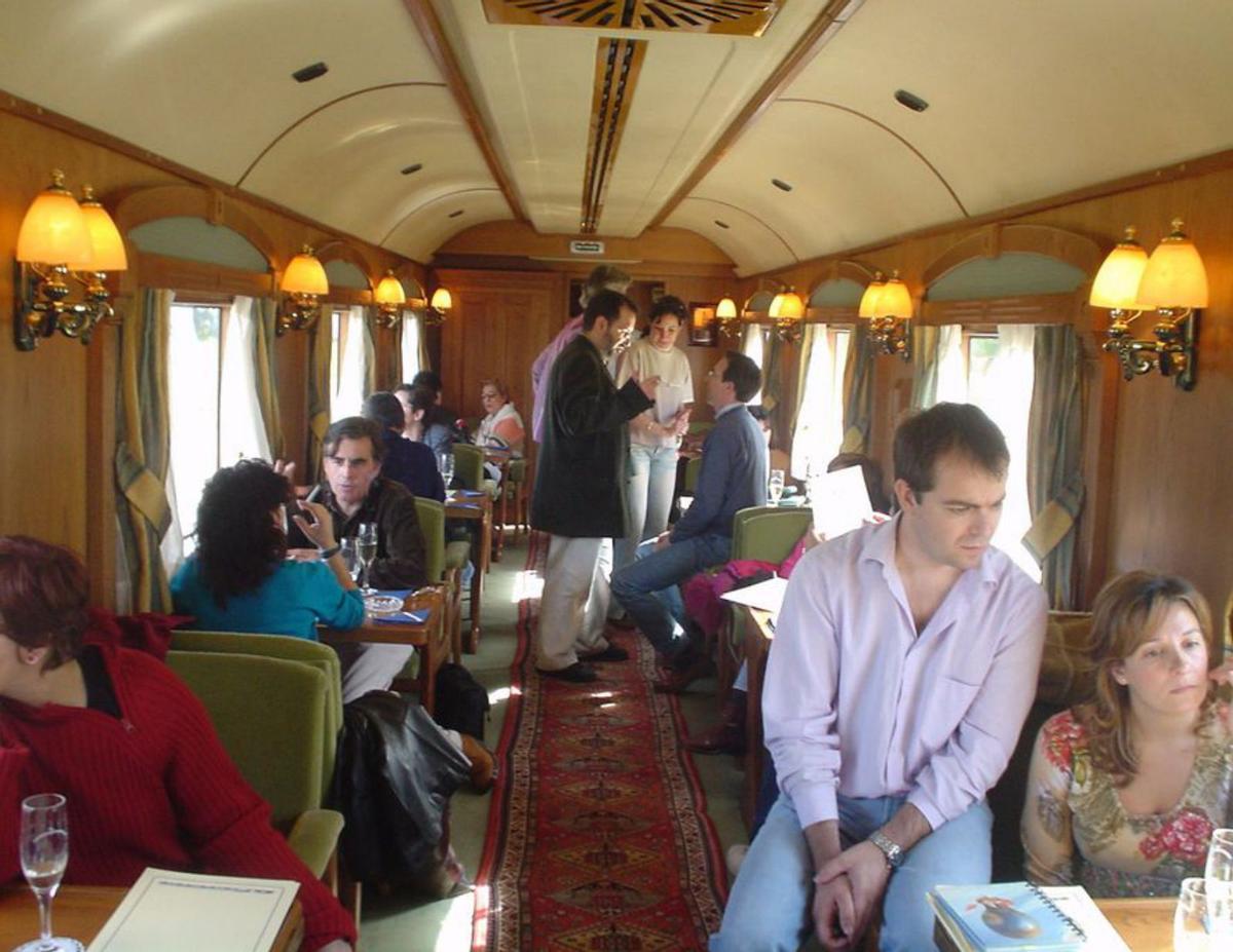 Algunos de los escritores, en el salón restaurante del Transcantábrico. En primer término, Javier Sierra.