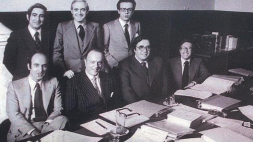 Gabriel Cisneros, Miguel Herrero de Miñón, José Pérez Lorca, Gregorio Peces Barba, Jordi Solé, Manuel Fraga y Miquel Roca, padres de la Constitución de 1978