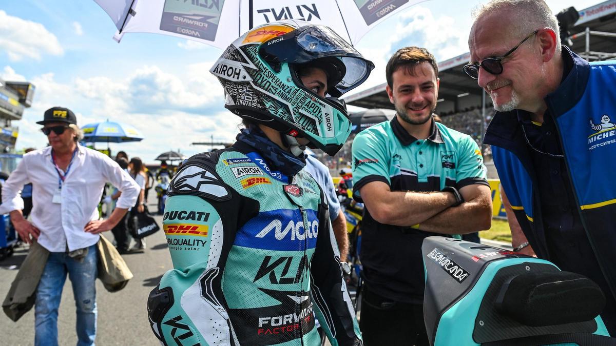 María Herrera en pista poco antes de una carrera de MotoE.