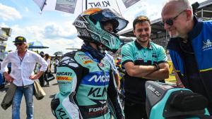 María Herrera en pista poco antes de una carrera de MotoE.