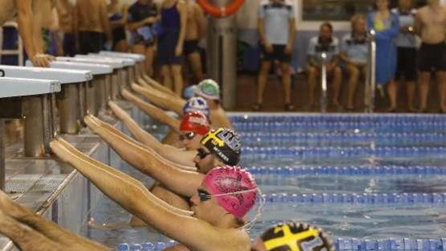 Más de 200 nadadores en el open master &quot;Villa de Avilés-César Gallego&quot;