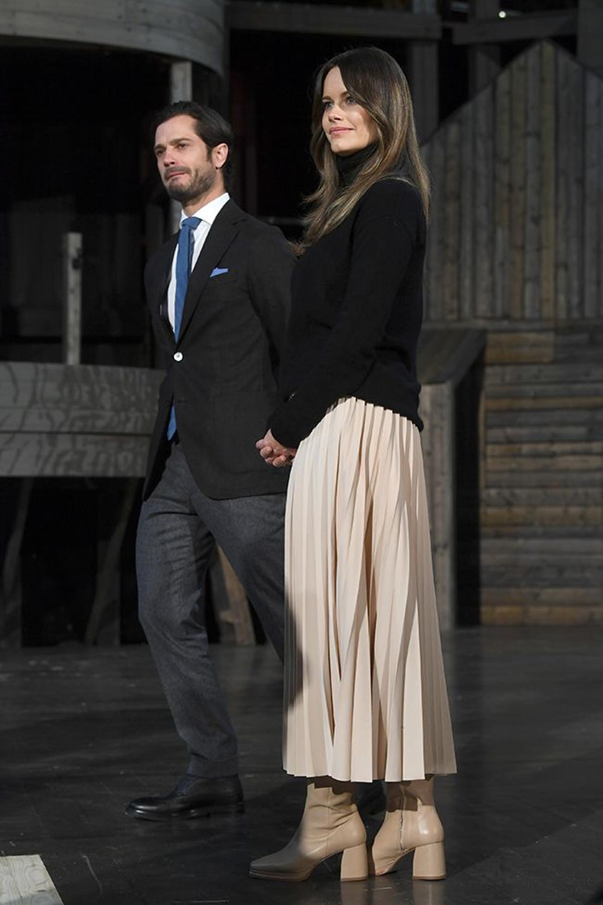 La princesa de Suecia con falda plisada y jersey negro