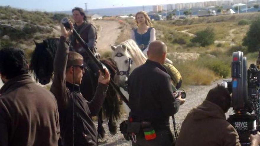 El Capitán Trueno y Sigfrid, ayer durante el rodaje. Arriba, Natasha Yarovenko y abajo uno de los actores en los estudios .