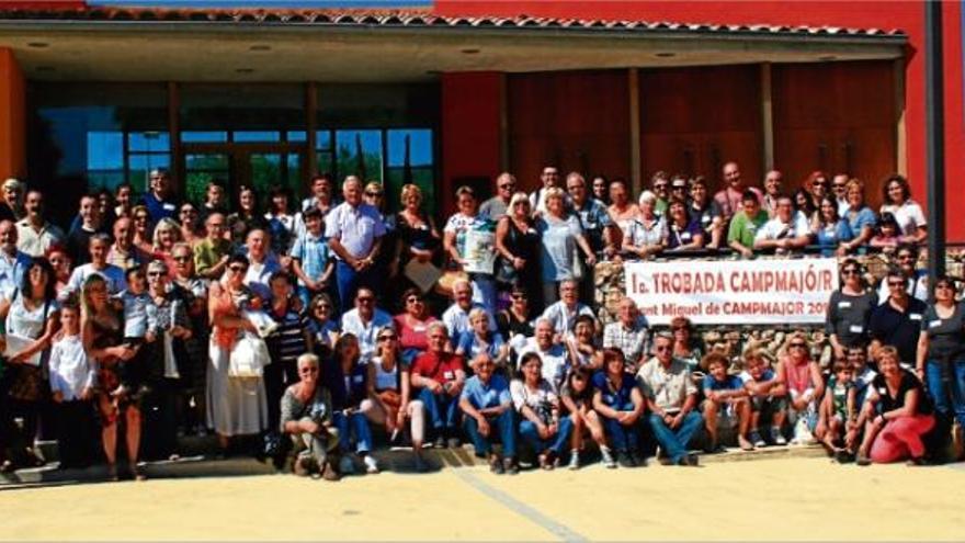 Celebració Un centenar de Campmajós i Campmajors d&#039;arreu es troben al &quot;seu&quot; Sant Miquel en una gran jornada festiva