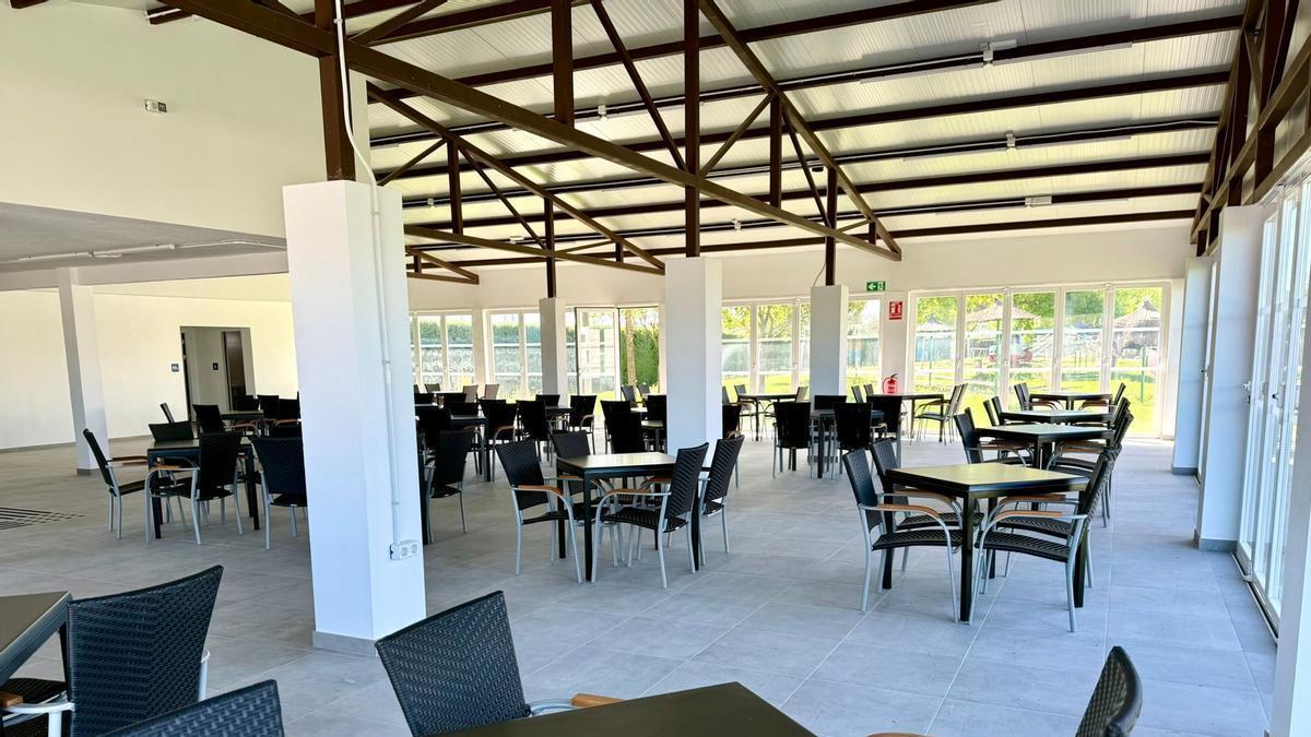 Instalaciones del bar de las piscinas municipales de Navalmoral.
