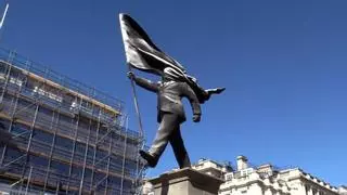 Aparece una estatua supuestamente firmada por Banksy en el centro de Londres