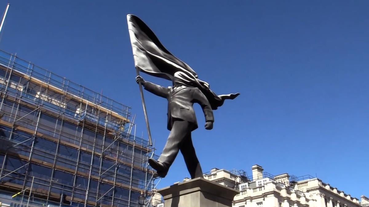 BANKSY ESTATUA LONDRES | Aparece una estatua supuestamente firmada por Banksy en el centro de Londres