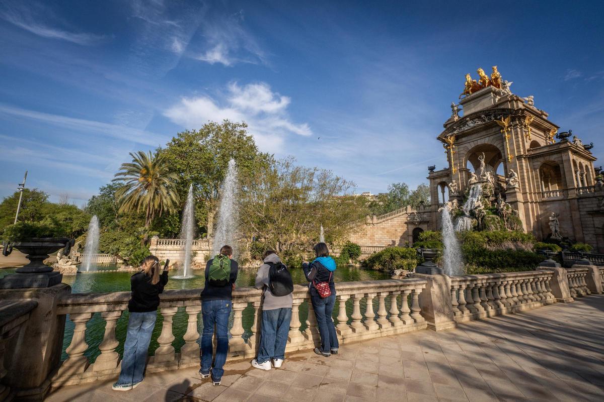 La Ciutadella recupera su emblemática cascada tras la sequía La Ciutadella recupera su emblemática cascada tras la sequía