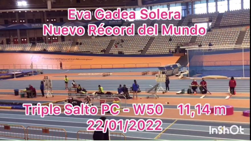 Eva Gadea bate el récord del mundo de triple salto en W50