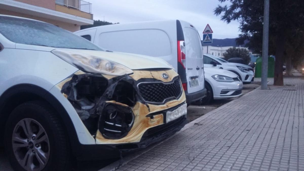 Coches dañados por la tremenda ola de calor que causó el fuego.