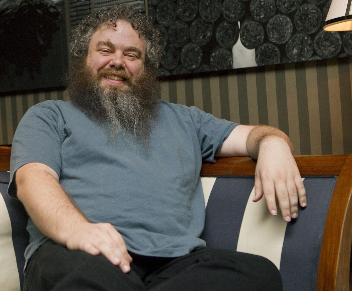 GRA216. BARCELONA, 07/11/2013.- El escritor norteamericano Patrick Rothfuss, posa para los medios durante la presentación de trilogía fantástica "Crónica del Asesino de Reyes", convertido en superventas con más de 800.000 ejemplares vendidos sólo en España de las dos primeras entregas, hoy en Barcelona. EFE/Toni Garriga. Patrick Rothfuss. Escritores