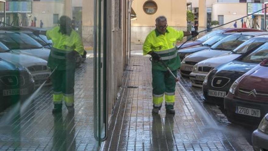 Un operario del servicio de limpieza trabajando en las calles de Elche.