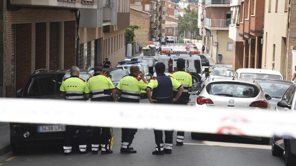 L’acusat va topar amb diferents vehicles aparcats que van haver de ser retirats per la grua