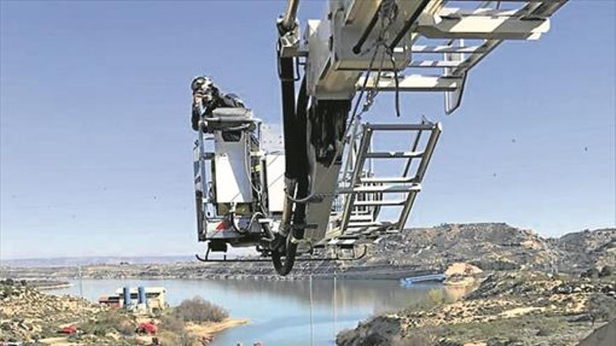 Simulacro para entrenar un rescate en el agua en el embalse de Mequinenza