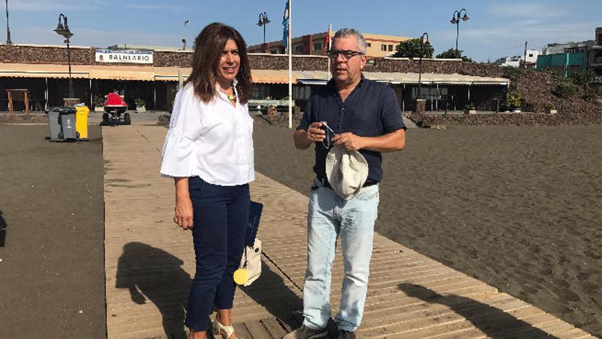 Melenara intenta que los bañistas no se salten la bandera roja con un semáforo