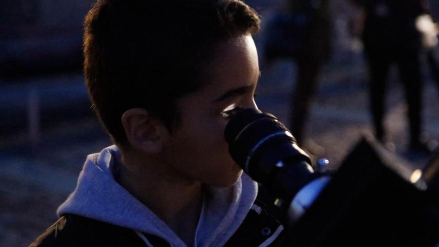 Un niño participa en una observación organizada por la Agrupación Zamorana de Astronomía.