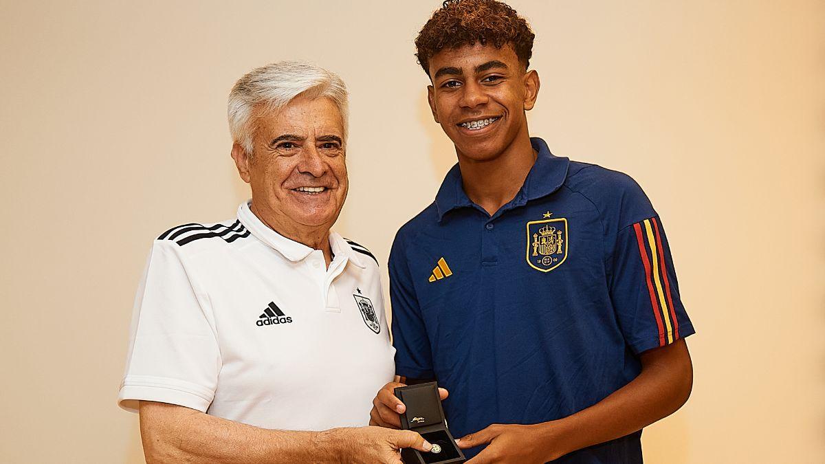 Pedro Rocha hace entrega de una insignia a Lamine Yamal