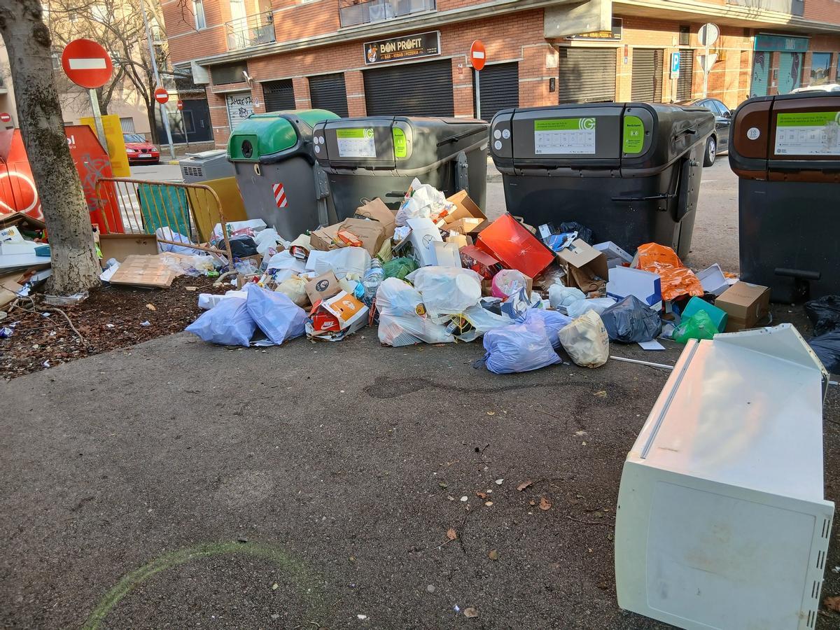 Deixalles acumulades al barri de Pla de Palau de Girona.