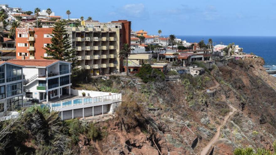 El hotel Neptuno, a la izquierda, y el camino del Lobo, que da acceso a la playa de El Arenal.
