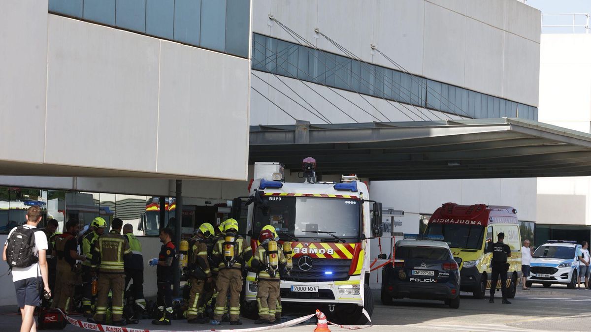 Bomberos tras soficar el incendio intencionado en la planta de Psiquiatría de La Fe.