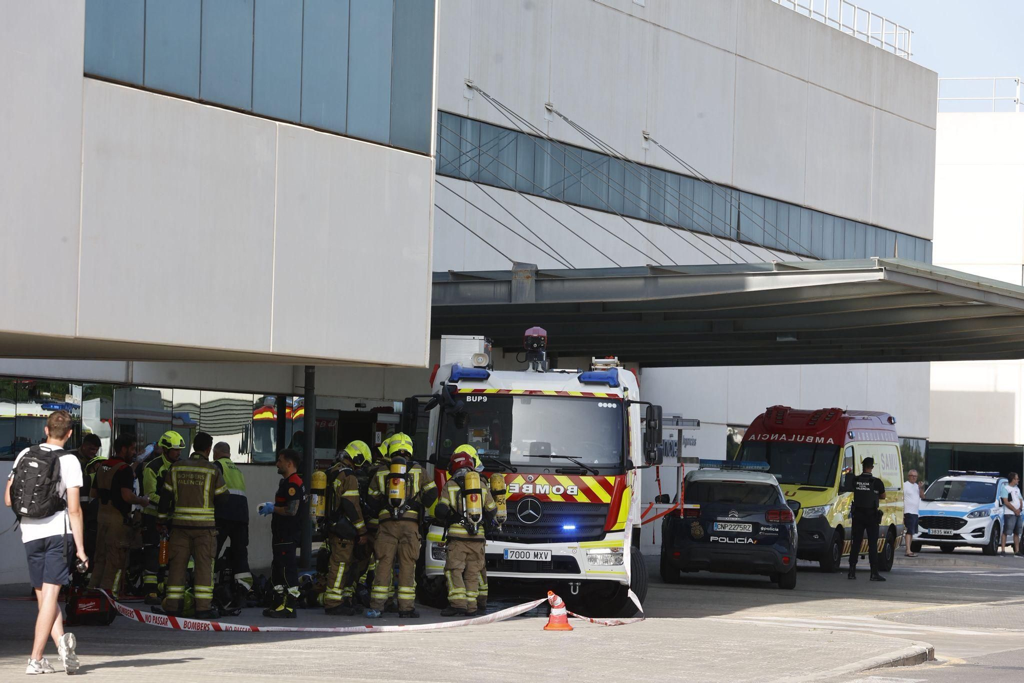 Un incendio intencionado obliga a desalojar la planta de Psiquiatría de La Fe