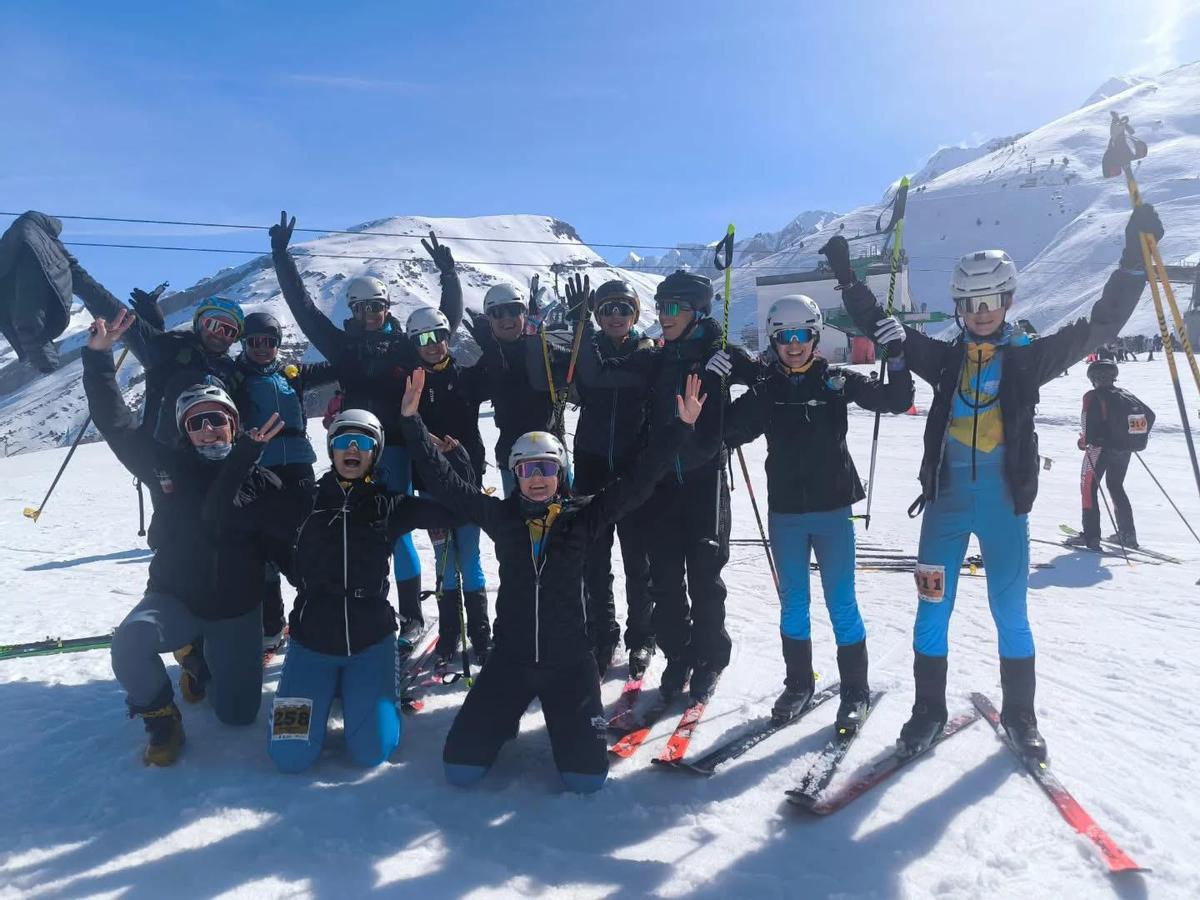 El equipo asturiano, posando en grupo en Panticosa.