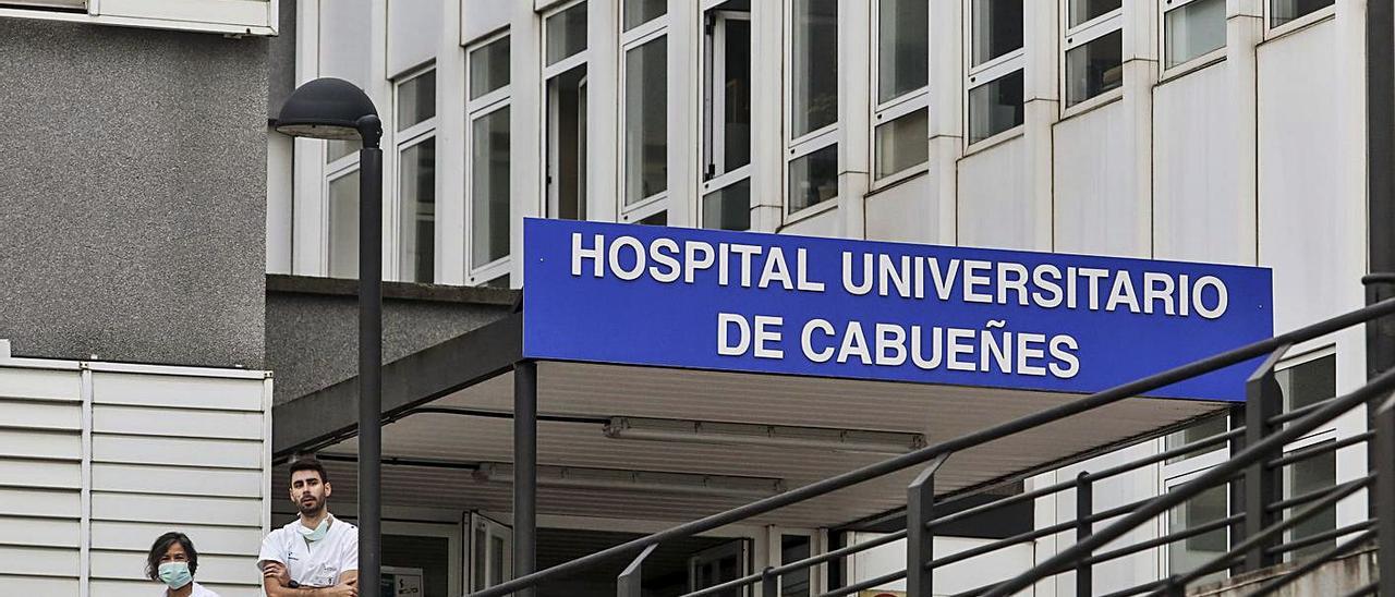 Dos sanitarios, a las puertas del Hospital de Cabueñes. | Julián Rus