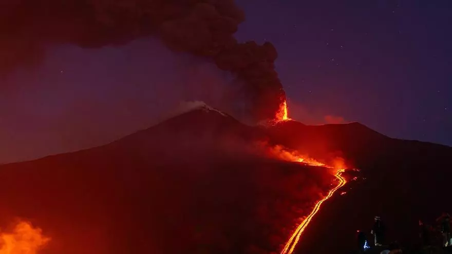 Continúa la erupción del volcán Etna en Sicilia
