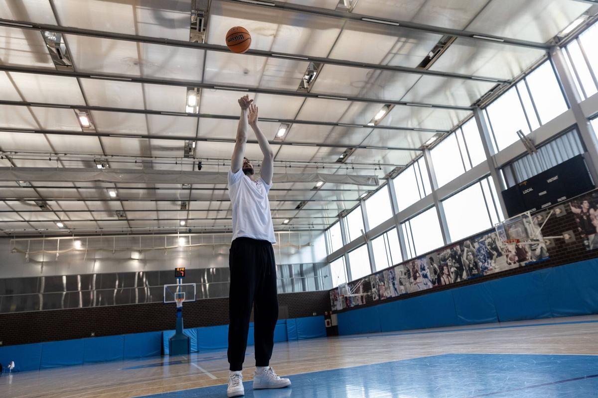 Darío Brizuela Arrieta, jugador de baloncesto del FC Barcelona, fotografiado en Ciutat Esportiva Joan Gamper de Barcelona