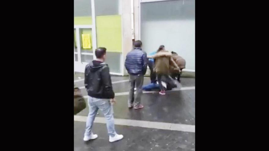 La policía investiga un vídeo que recoge una paliza en plena calle en Pontevedra