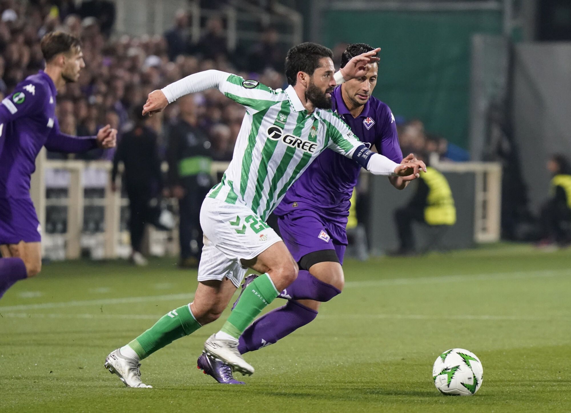 Bet is’ Isco fight for the ball with Fiorentina’s Rolando Mandragora during the UEFA Conference League soccer match between Fiorentina and Betis at Artemio Franchi stadium in Florence, Italy - Thursday, May 08, 2025. (Photo by Marco Bucco/LaPresse )