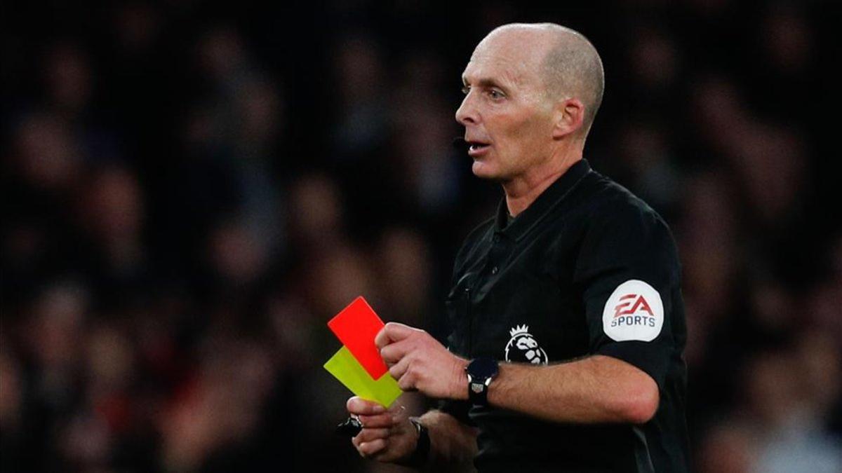 Mike Dean es el árbitro que más veces ha sacado la tarjeta roja de su bolsillo