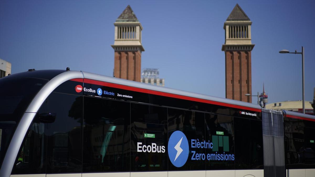 Un autobús de TMB a la plaça d’Espanya. | JORDI OTIX