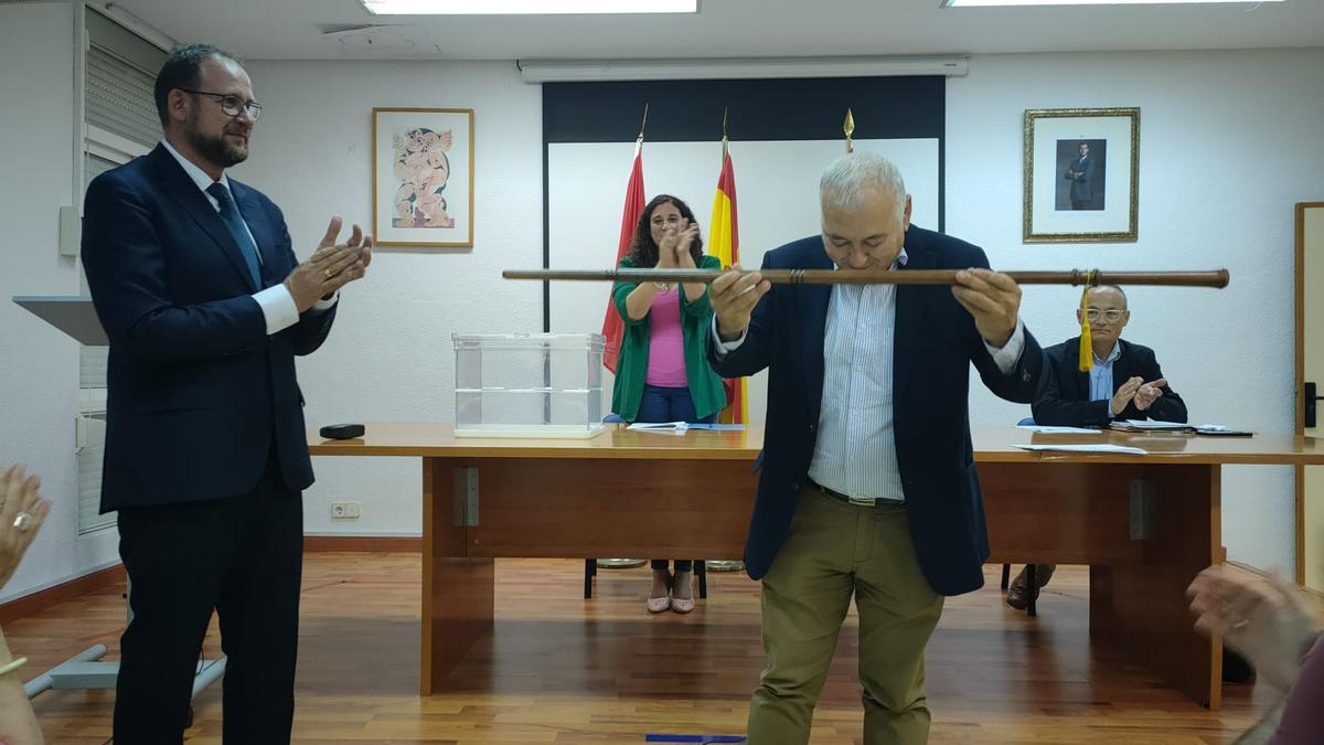 Fenoll, en su toma de posesión, arropado por el concejal Guillén.