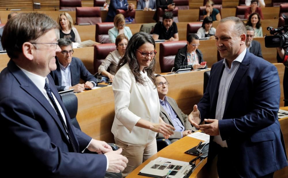 El president de la Generalitat en funciones, Ximo Puig, la vicepresidenta en funciones, Mónica Oltra, y el lider de Unides Podem-EU, Rubén Martínez Dalmau, al inicio del debate de investidura en Las Cortes Valencianas