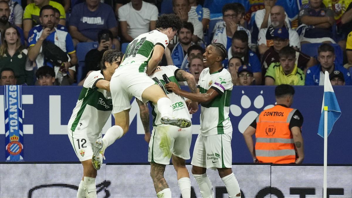 LALIGA EA SPORTS | El Elche logra un meritorio triunfo en campo del Espanyol pese a jugar todo el partido con diez