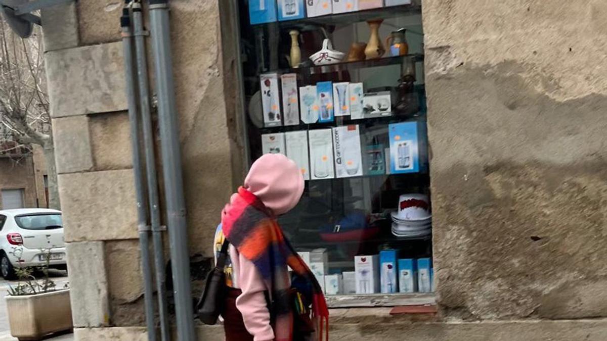 Una persona sense llar, caminant pels carrers de Portbou. | D. L. F.