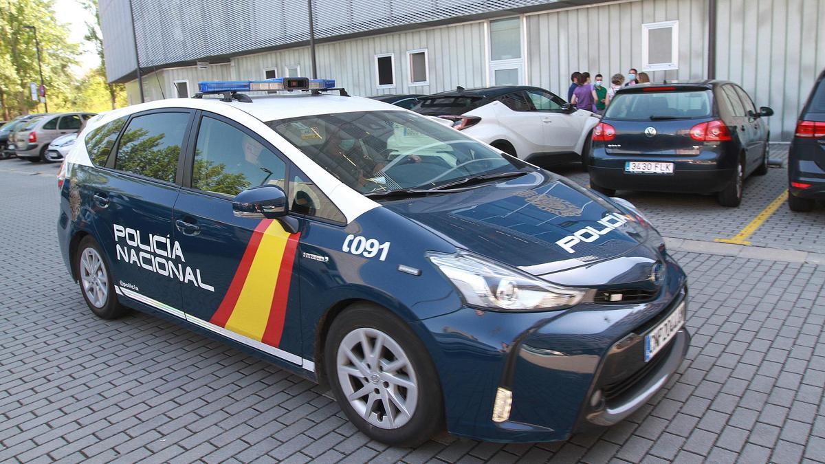 Coche de la Policía Nacional ante los juzgados de Ourense.