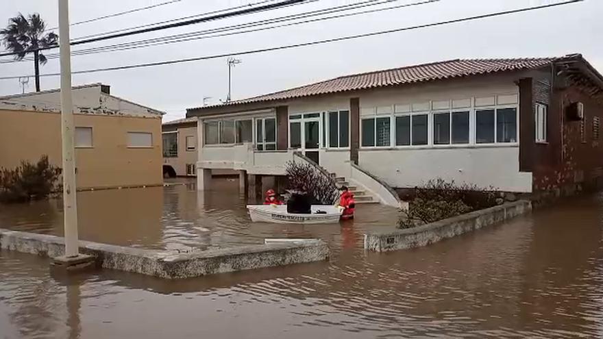 Rescate de una vecina de Burriana por las lluvias