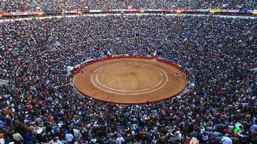 La plaza Monumental de México, llena a rebosar. // Efe