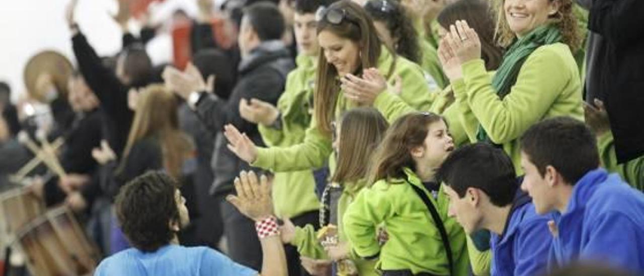 El público anima a los equipos de sus fallas en un torneo anterior.