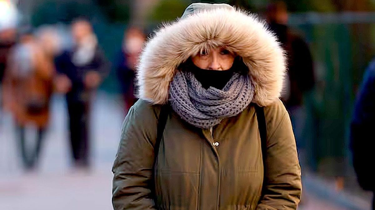 Una mujer abrigada contra el frío.
