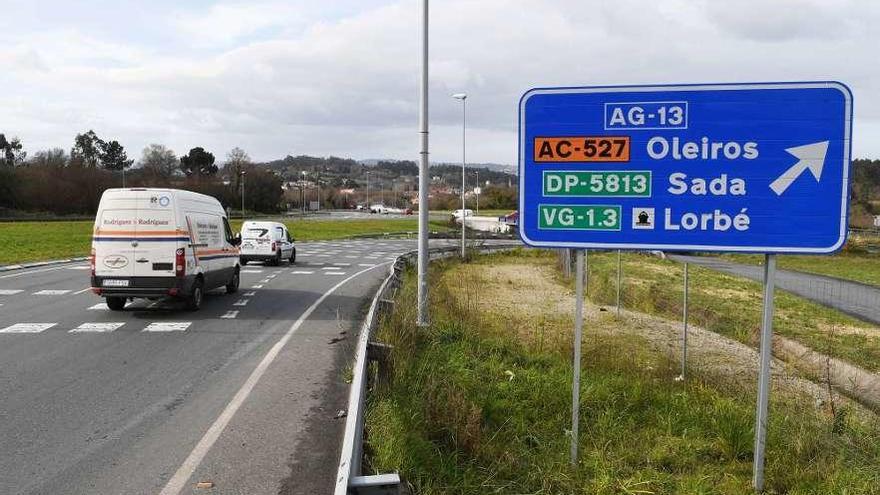 Al fondo, rotonda entre Sada y Oleiros donde termina la vía ártabra y desde donde partirá hacia Cambre.