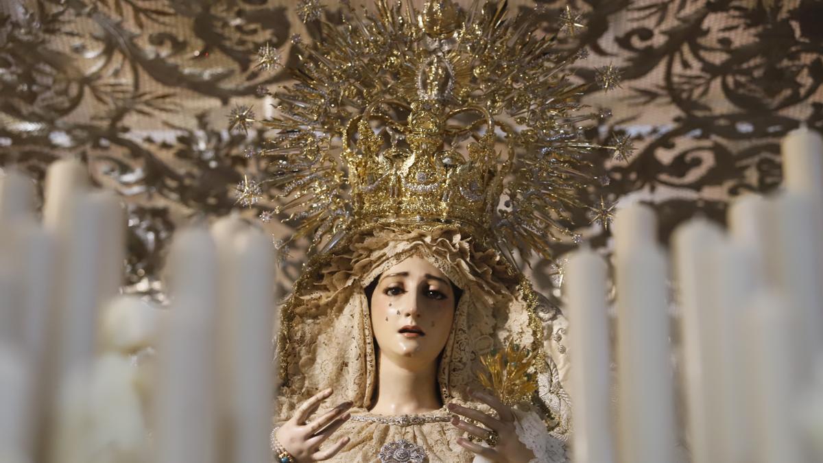 Virgen de la Paz coronada.